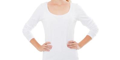 Imagen recortada de camiseta blanca simulacro sobre fondo blanco.