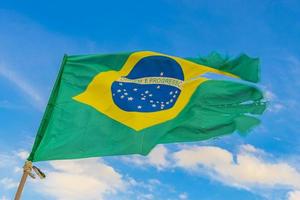 bandera brasileña con fondo de cielo azul río de janeiro brasil. foto