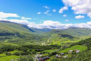 panorama noruega, montañas hemsedal, granjas rojas, prados verdes, viken, buskerud.