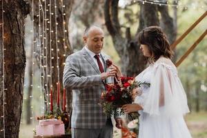 hombre y mujer se comprometieron en el bosque de otoño foto