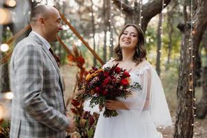 hombre y mujer se comprometieron en el bosque de otoño foto