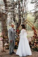 hombre y mujer se comprometieron en el bosque de otoño foto