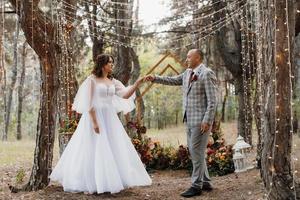 hombre y mujer se comprometieron en el bosque de otoño foto