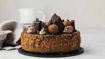 Vista frontal de la imagen de pastel de chocolate dulce en pik. foto