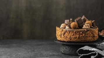 Vista frontal delicioso soporte de pastel de chocolate con espacio de copia. concepto de foto hermosa de alta calidad