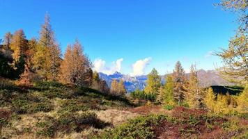 time-lapse del paisaje en los alpes en otoño video