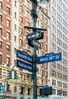 Señales de la séptima avenida y el oeste de la 36 en Manhattan. foto