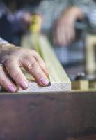 Medición de la mano del carpintero en una carpintería foto