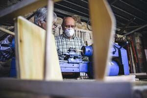 hombre mayor, trabajando, en, un, carpintería foto