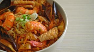 jjampong - frutos do mar com macarrão picante coreano video