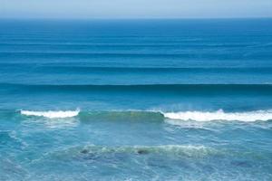 océano con pequeñas olas foto