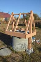 casa de madera para pozo de agua potable foto
