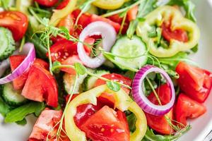 ensalada de verduras tomate, pepino, pimiento, cebolla comida vegetariana saludable foto