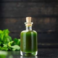 aceite de perejil verde o albahaca menta fresca