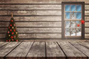 Mesa de madera vacía en la cabaña con adornos navideños
