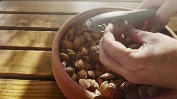 Romper las nueces de comida con una herramienta. video