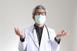 médico asiático senior