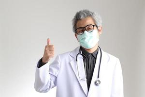 médico asiático senior