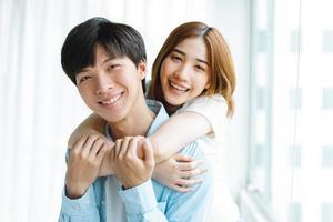 Imagen de la joven pareja asiática emocionalmente feliz foto