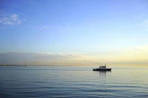 paisaje marino con un barco en el horizonte. foto