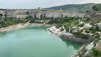 vista de cima do st. Lago Klimentovsky em Inkerman, Crimeia. video