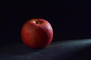 Foto de primer plano de manzanas frescas sobre un fondo oscuro