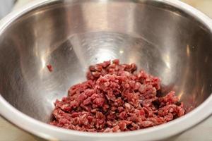 Chef preparando steak tartar de solomillo de vaca vieja con 40 días de maduración en restaurante foto