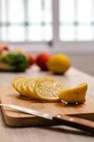 Limón cortado en una mesa de madera en la cocina.