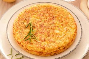 tortilla de patatas con cebolla, cocina típica española. tortilla Española foto