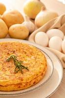 tortilla de patatas con cebolla, cocina típica española. tortilla Española foto