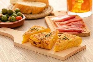 Bodegón con espiga típicas tapas de tortilla de patata española foto