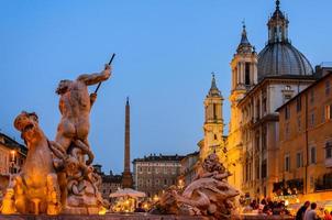 piazza navona por la noche, después del atardecer foto