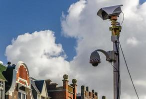 cámara de seguridad en la calle vieja foto