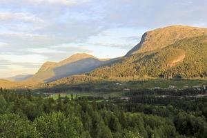paisaje espectacular con montañas y valles, hemsedal, buskerud, noruega. foto
