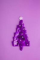 árbol de Navidad abstracto hecho de cinta brillante con lentejuelas. creativo minimalista para las vacaciones de año nuevo. foto