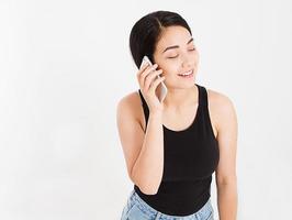 sexy, japonés, mujer coreana, hablar, teléfono móvil, aislado, blanco, plano de fondo foto