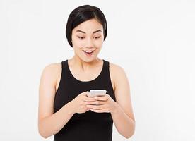coreano, mujer asiática lee buenas noticias en el teléfono móvil, la niña sostiene el teléfono inteligente blanco, espacio de copia foto