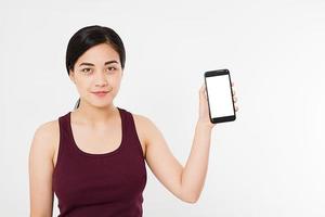 Asia moderna, mujer coreana, niña mantenga teléfono celular con pantalla en blanco, apuntando aislado sobre fondo blanco, mano sujetando el teléfono negro, espacio de copia