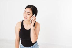 asiática, chica coreana, mujer hablando por teléfono móvil aislado sobre fondo blanco. foto