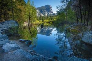 reflejo del lago espejo, yosemite foto