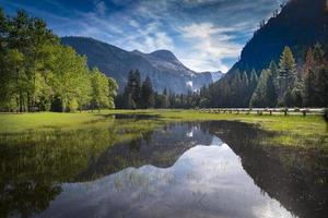 reflexiones de yosemite en primavera foto