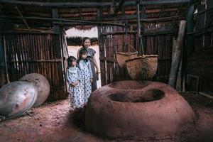 familia sonriente feliz en el antiguo estanque de sal foto