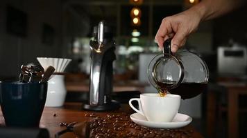 il barista prepara il caffè caldo a goccia ed è pronto da servire al mattino. video