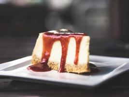 cerca de la tarta de queso de fresa servida en la cafetería. foto