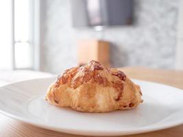 pan croissant en un plato blanco por la mañana. foto