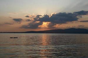 hermosa puesta de sol sobre el mar negro foto