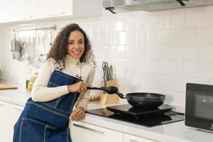 retrato, mujer latina, en, cocina