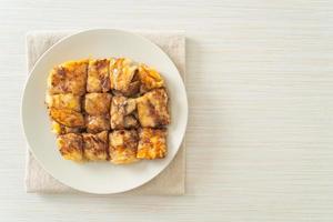 roti con huevo, plátano y chocolate foto