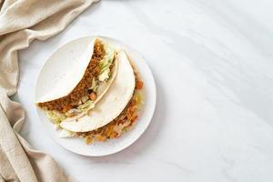tacos mexicanos con pollo picado foto