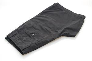 Pliegue de pantalón corto negro sobre fondo blanco. foto